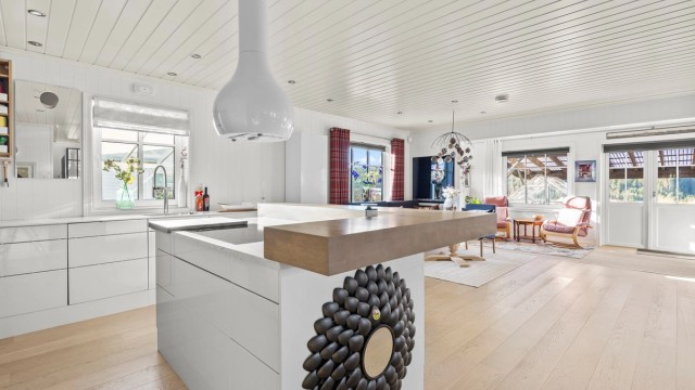 Velkommen til denne hyggelige eneboligen i Lintjønnveien 13. Dette er en nyere bolig fra 2015 som oppleves som svært lys og trivelig med gode materialvalg.