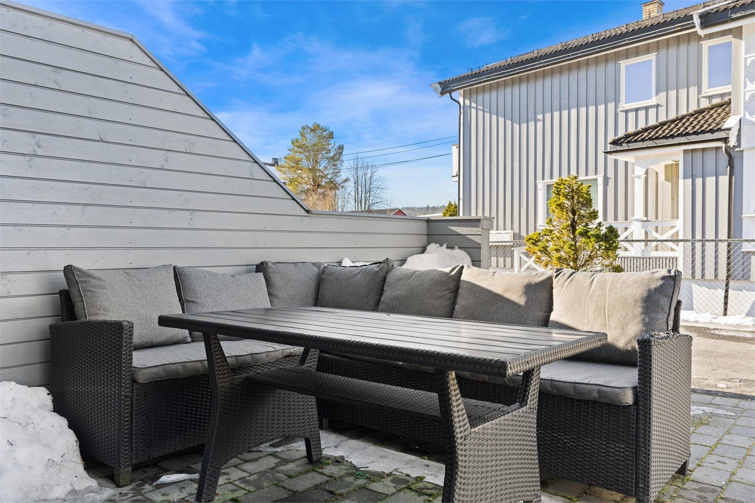 Den steinbelagte uteplassen på 31 m² har god plass til en stor sittegruppe.