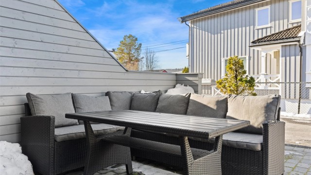 Den steinbelagte uteplassen på 31 m² har god plass til en stor sittegruppe.