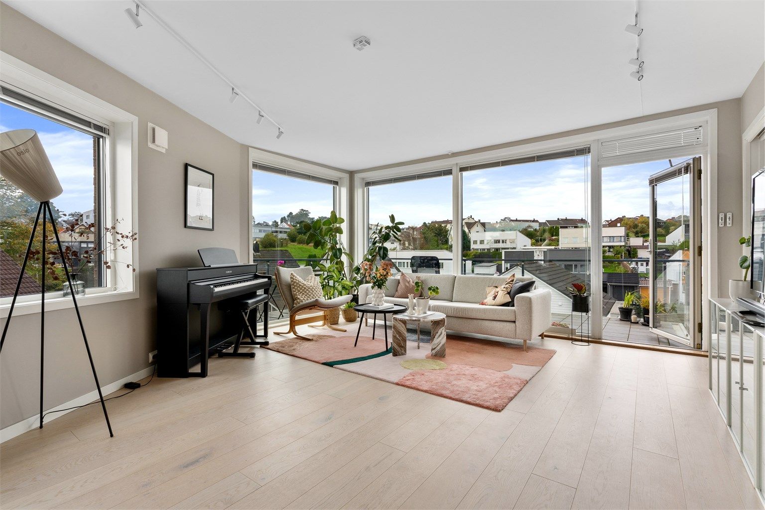 Leiligheten var nyoppført i 2008 og det medfølger egen parkeringsplass med mulighet for elbil-lader. Heis fra garasje og opp til etasjen.
