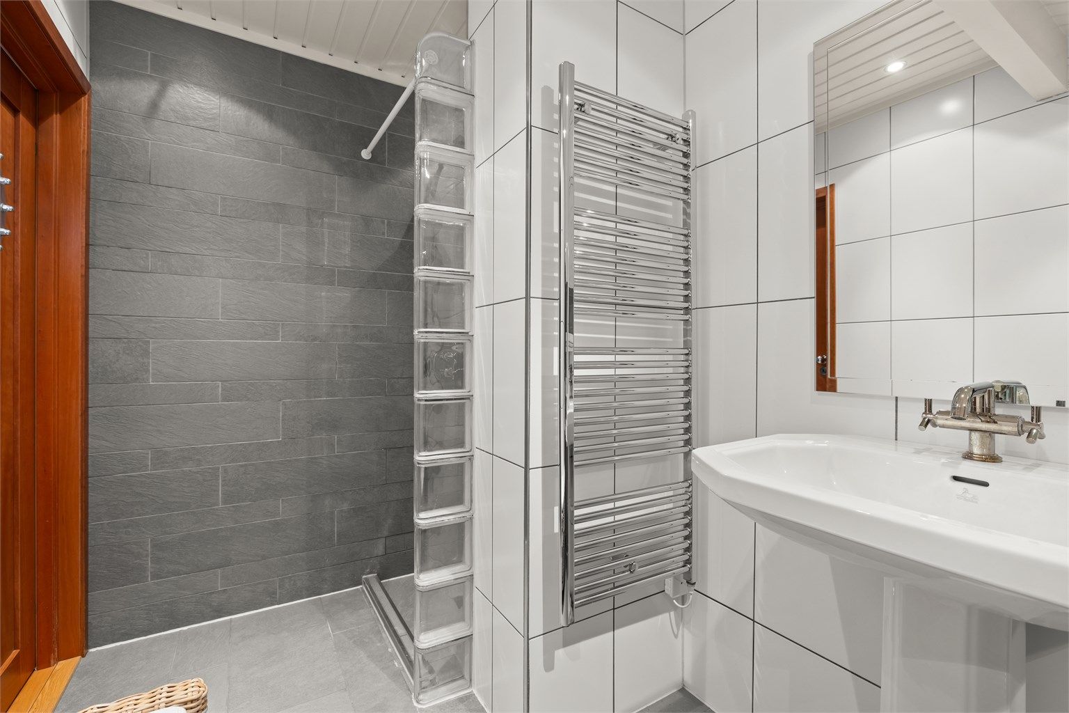 Badet har vegghengt håndkletørker og et rør-i-rør-system for vannrørene.