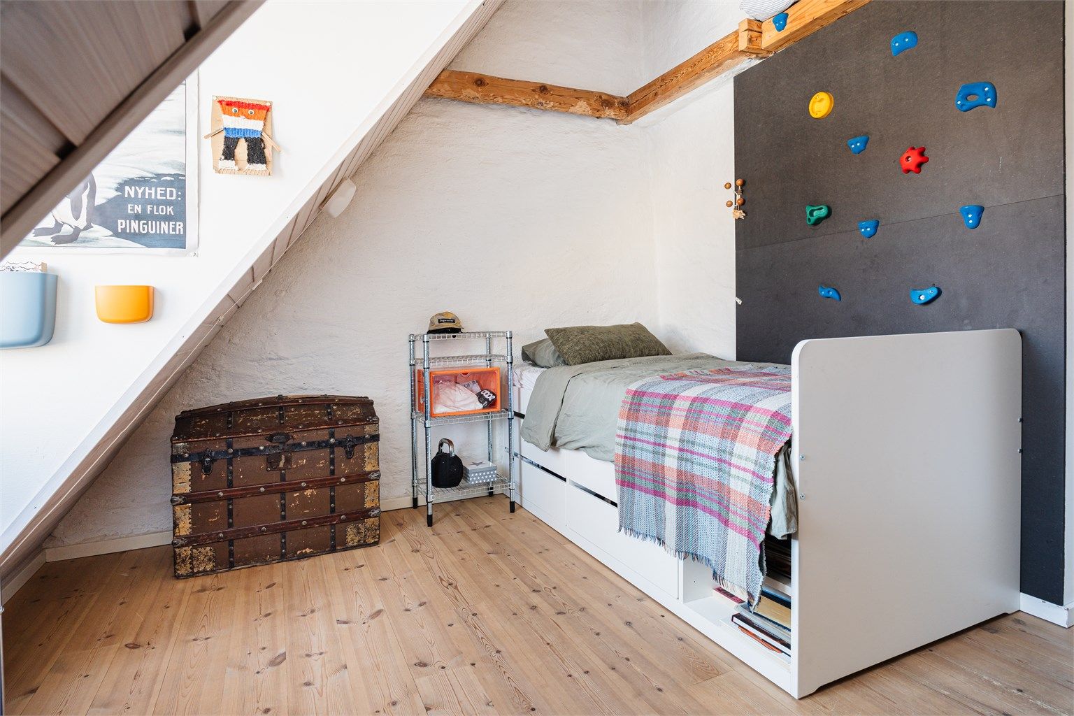 Det andre rommet på loftet er også romslig med gode innredningsmuligheter. 