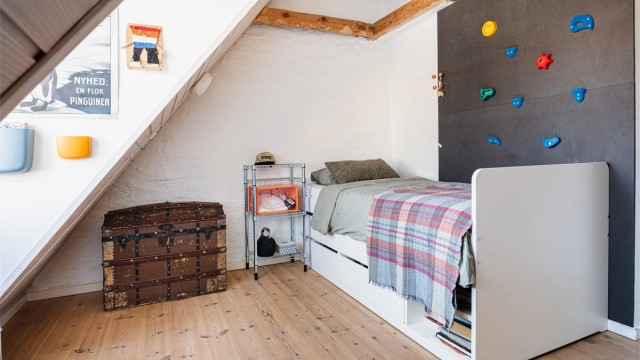 Det andre rommet på loftet er også romslig med gode innredningsmuligheter.