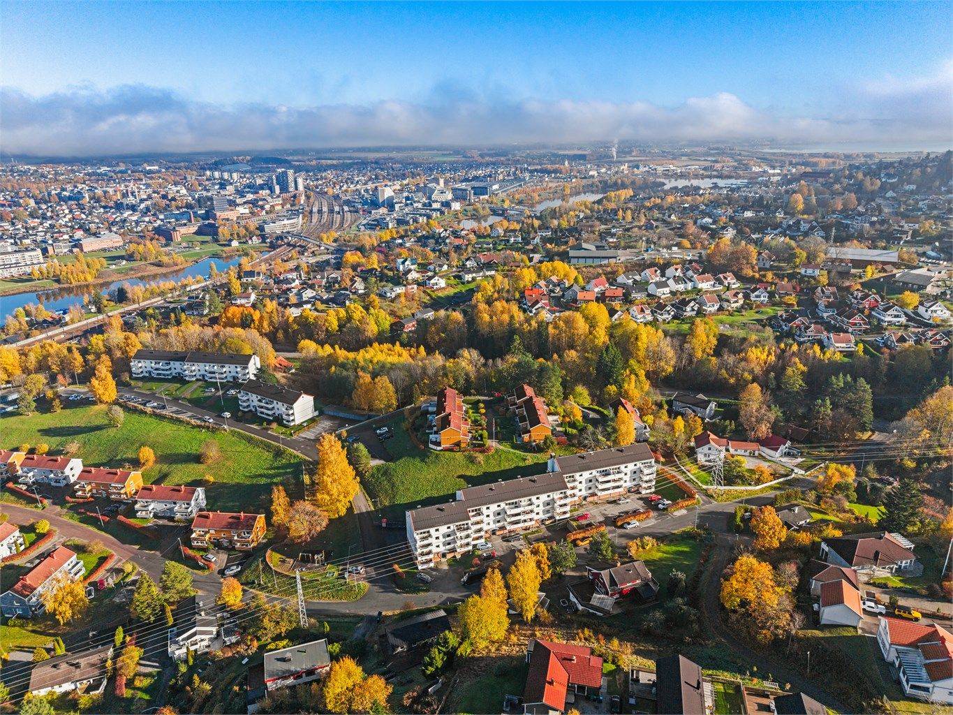 Kort avstand til både Strømmen Storsenter og Lillestrøm stasjon med hyppige togavganger.