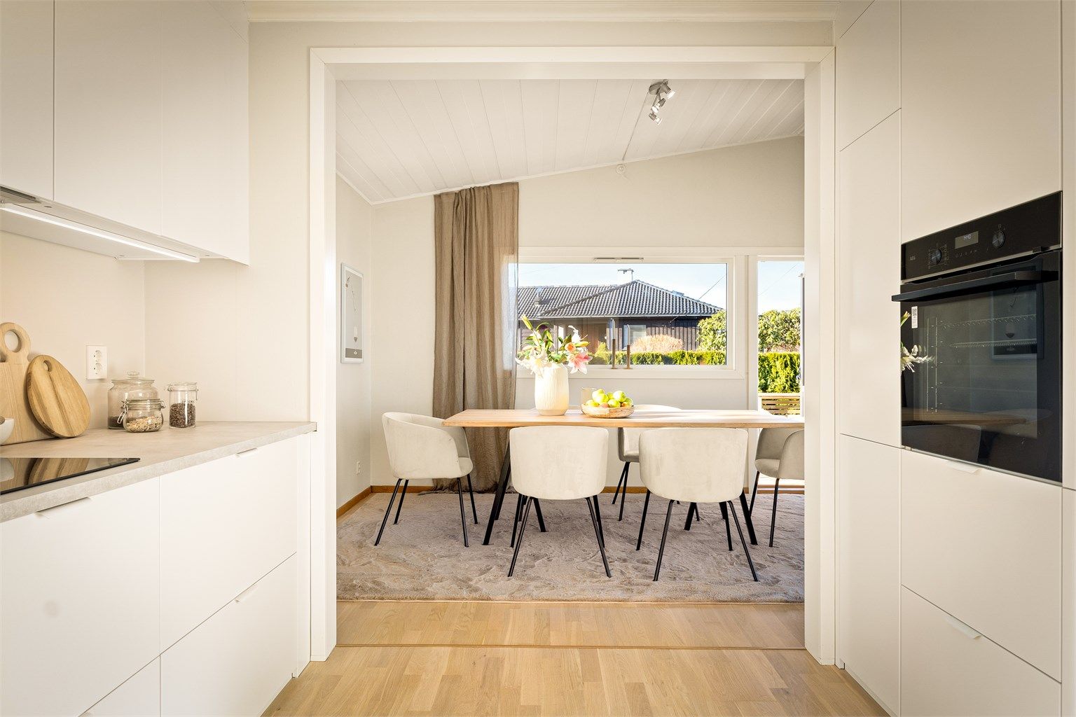 Åpen forbindelse til stuen skaper en sosial og god atmosfære for hyggelige sammenkomster.