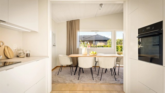 Åpen forbindelse til stuen skaper en sosial og god atmosfære for hyggelige sammenkomster.