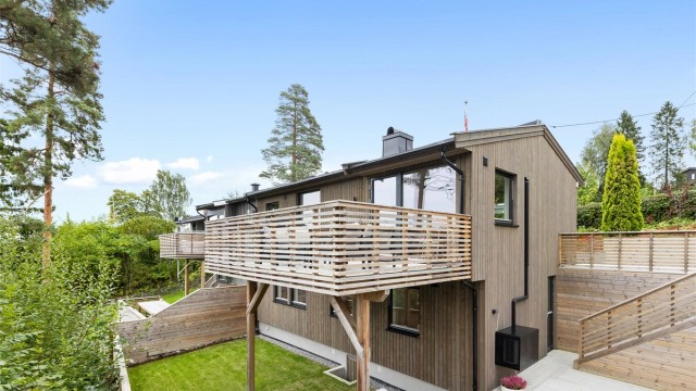 Det er montert opp skillevegg på begge sider av boligen slik at man er skjermet i sin egen hage.