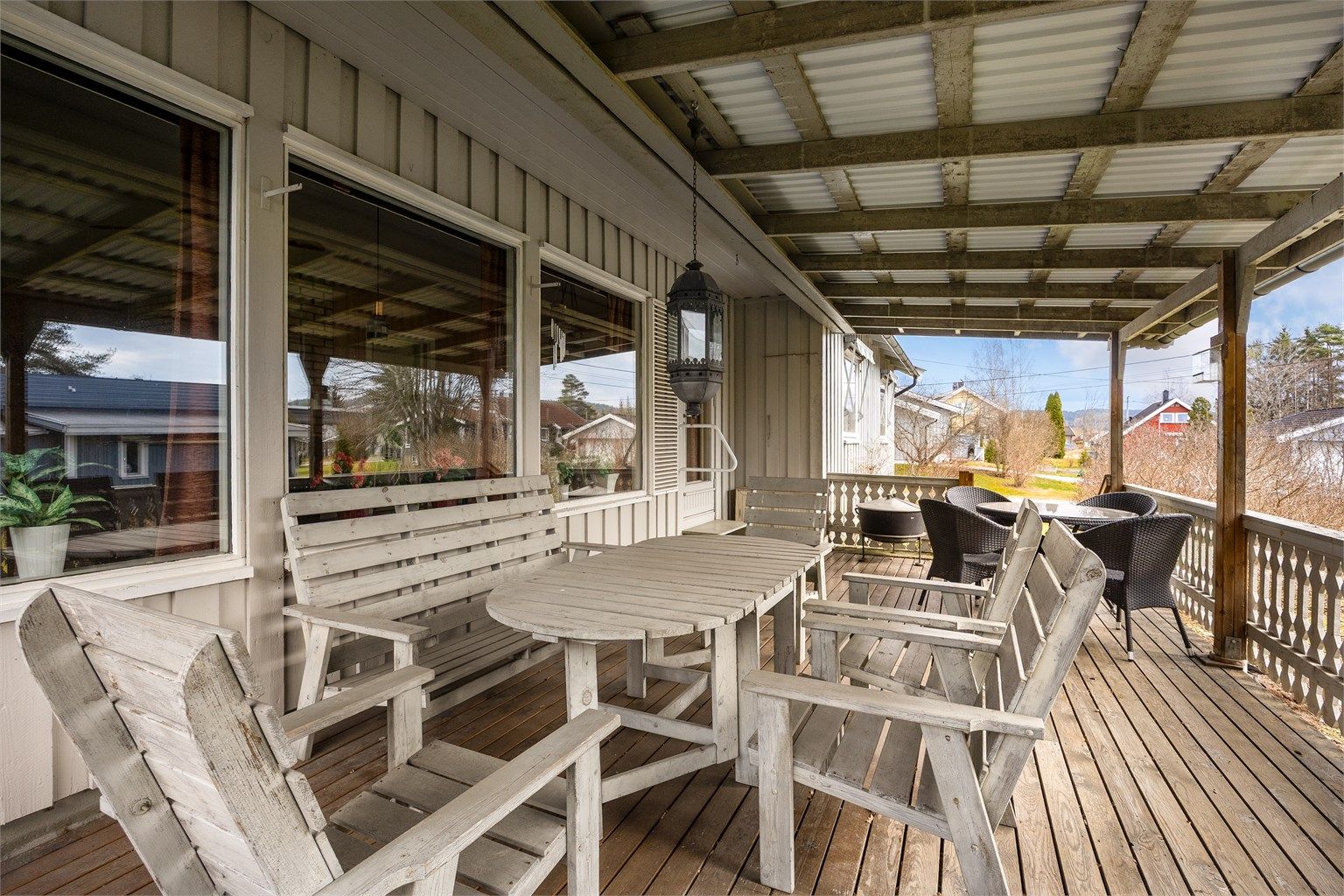 Fra stuen er det utgang til en overbygget terrasse på hele 28 m². Her er det god plass til flere sittegrupper og en egen utepeis.