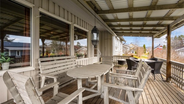 Fra stuen er det utgang til en overbygget terrasse på hele 28 m². Her er det god plass til flere sittegrupper og en egen utepeis.