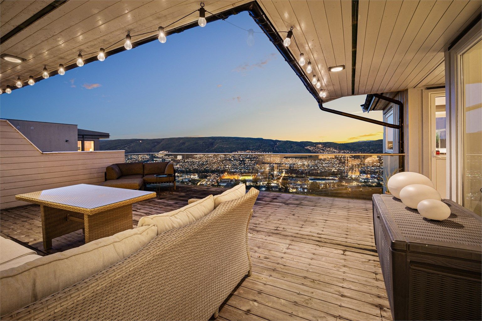 Delvis overbygget nordvendt balkong på ca. 40 kvm fra soverom, stue og kjøkken i 1. etasje - Del av balkongen er utvidet (ikke byggemeldt)