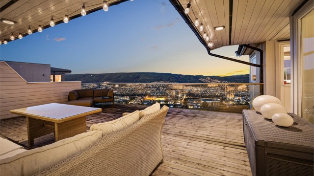 Delvis overbygget nordvendt balkong på ca. 40 kvm fra soverom, stue og kjøkken i 1. etasje - Del av balkongen er utvidet (ikke byggemeldt)