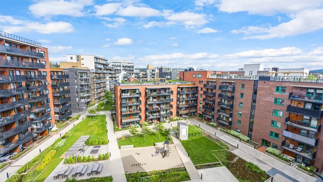 Fellesområdene er pent opparbeidet med plenarealer, lekeplass og beplantning.
