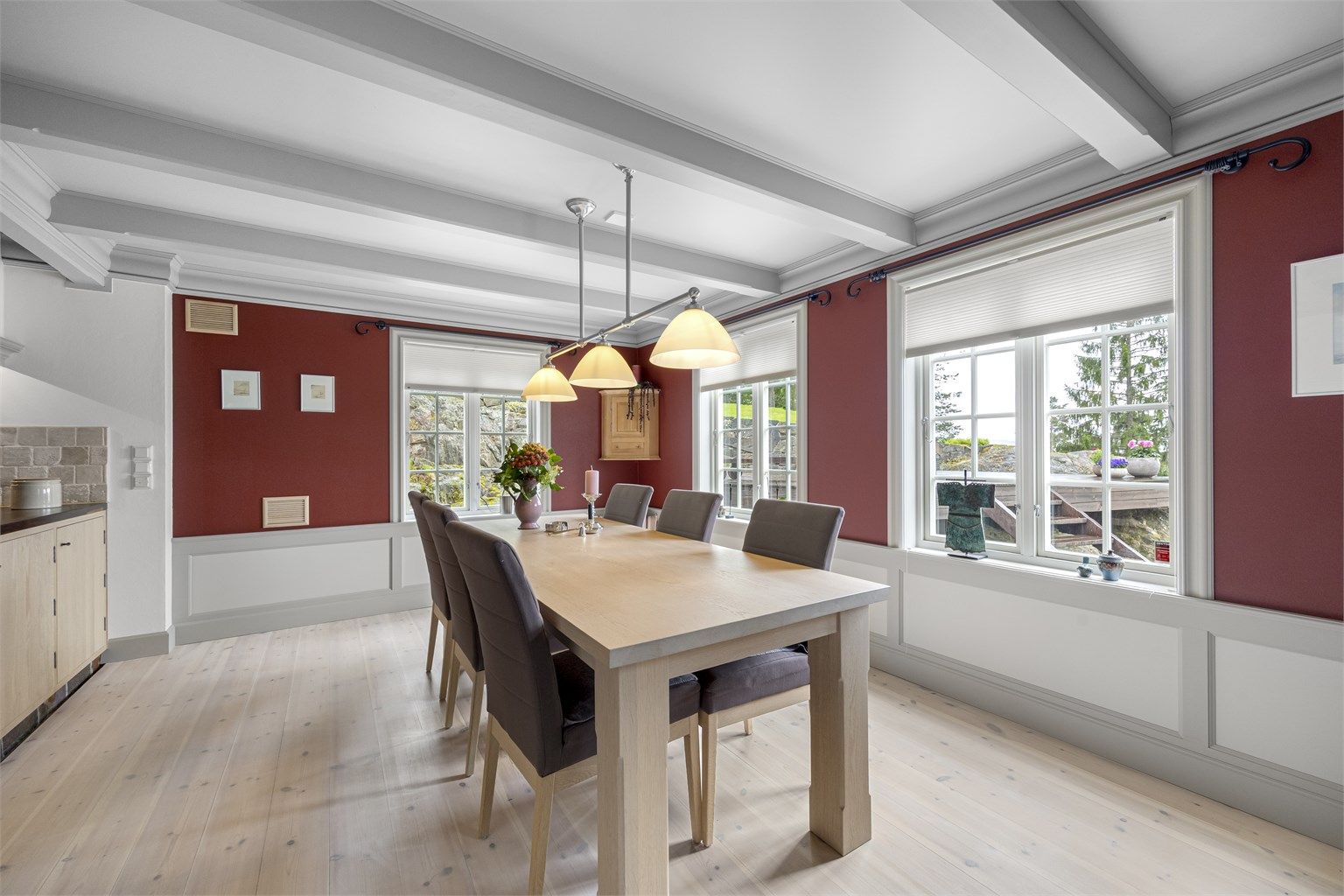 Spisestuen har plass til langbord og har gjennomgående heltre furugulv.