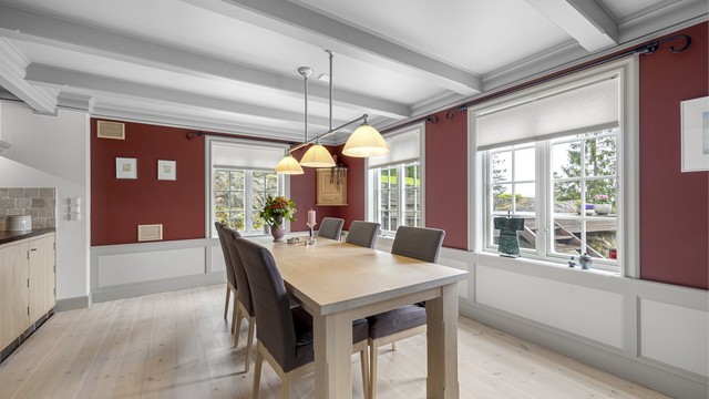 Spisestuen har plass til langbord og har gjennomgående heltre furugulv.