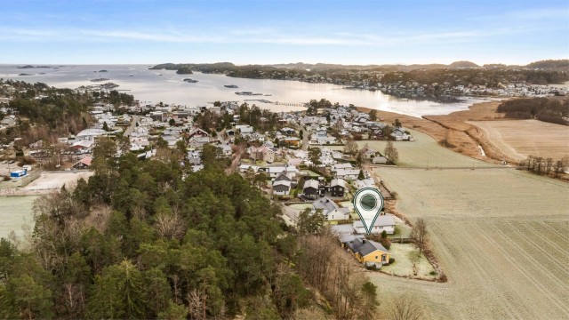 Velkommen til Årøveien 58 - Enebolig beliggende vestvendt i blindvei mot jorder!