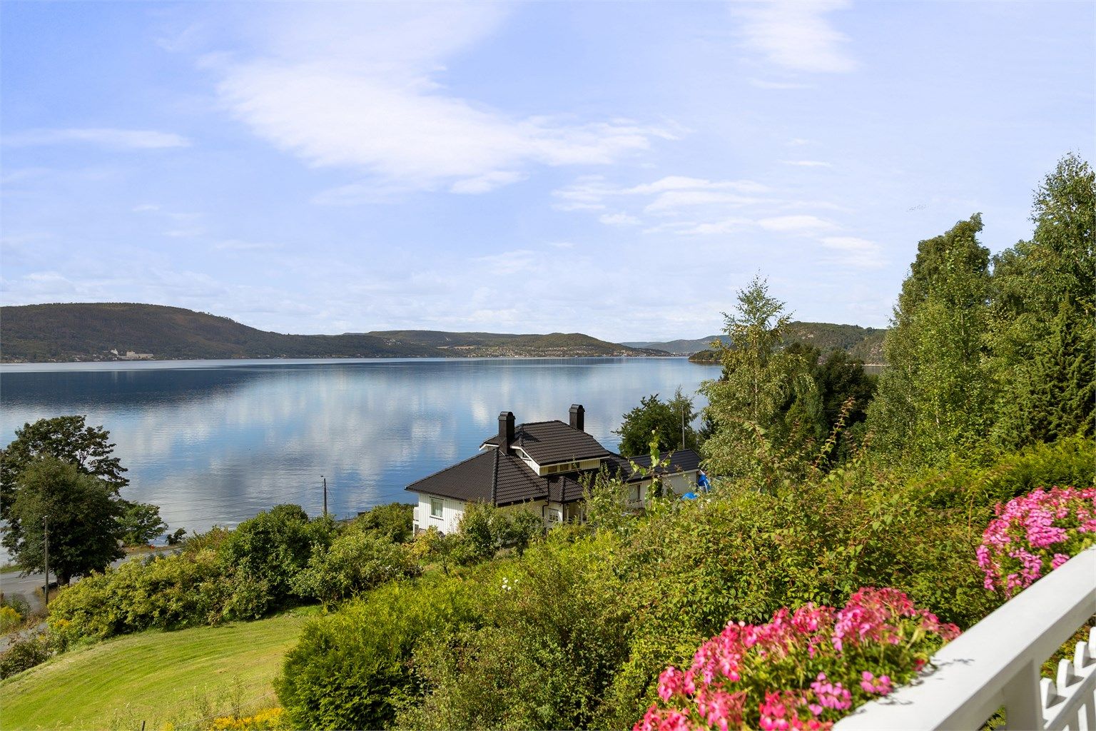 Boligen ligger fint til på Gjerdal, med spredt boligbebyggelse og sommerhytter.