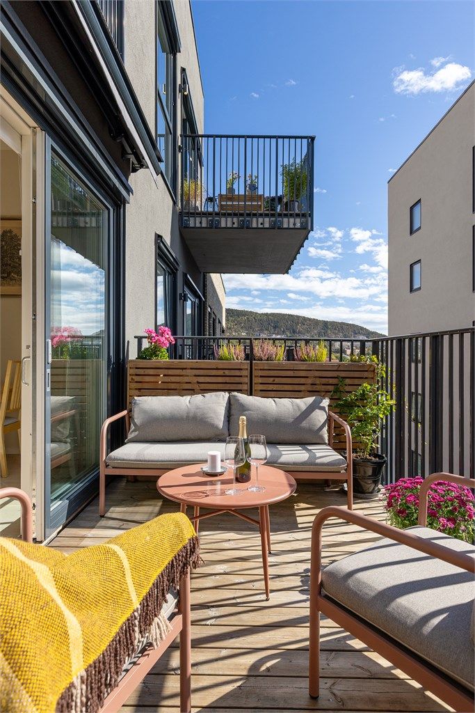 Her er det god plass til både sittegruppe og grill. Her er det god plass til både sittegruppe og grill.