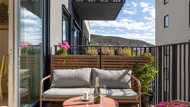 Her er det god plass til både sittegruppe og grill. Her er det god plass til både sittegruppe og grill.