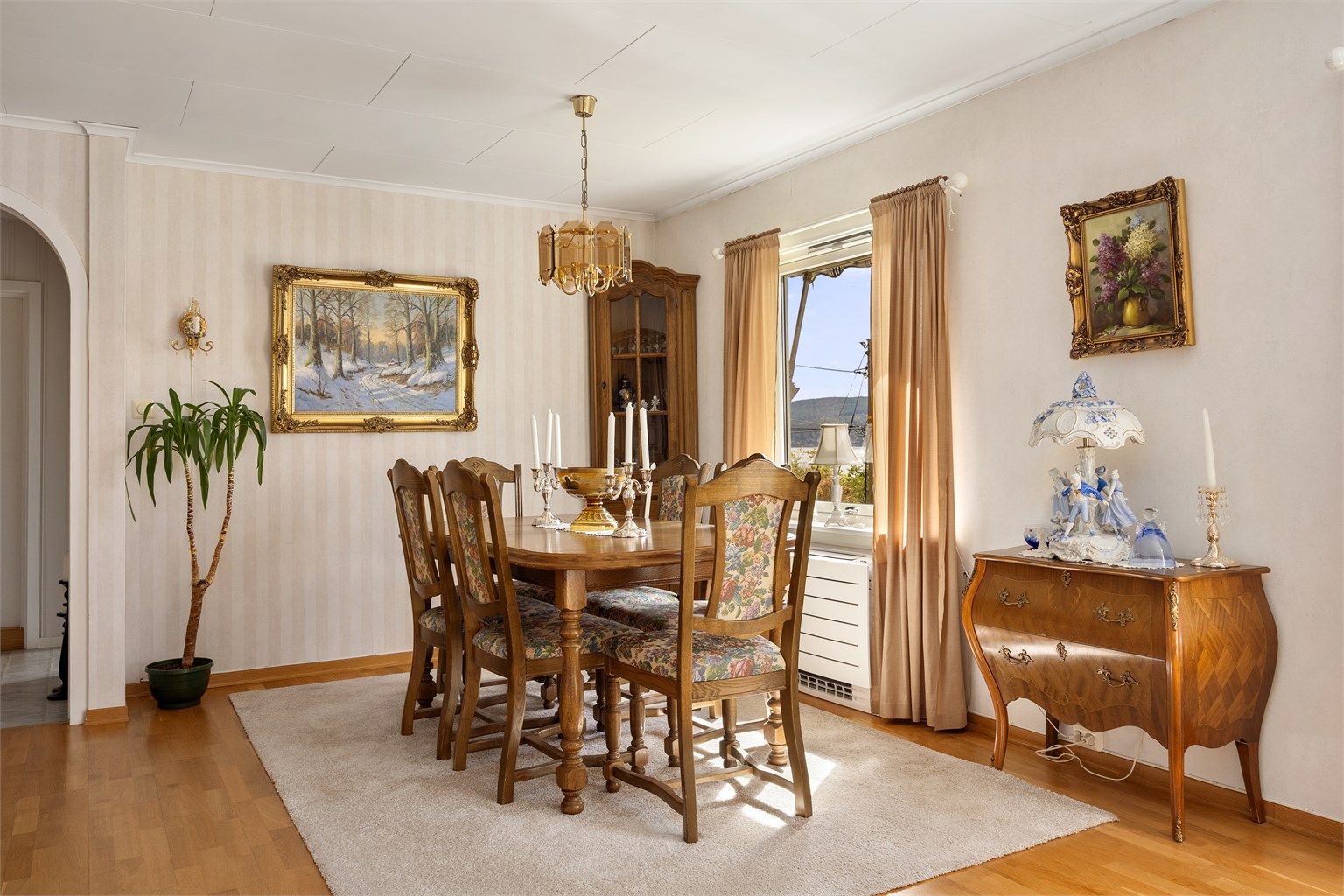 Spisestuedelen har plass til langbord for større selskaper.