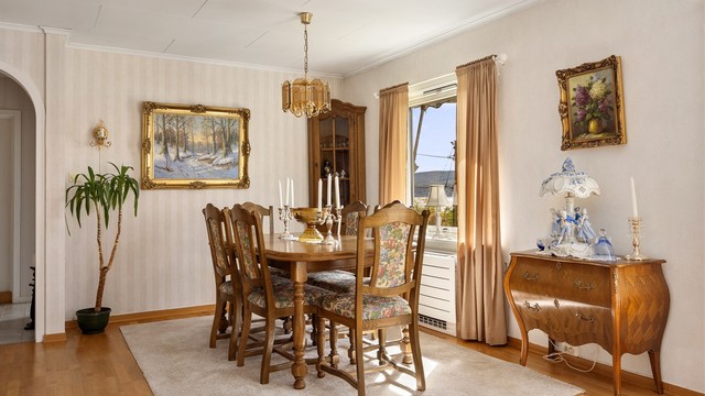 Spisestuedelen har plass til langbord for større selskaper.