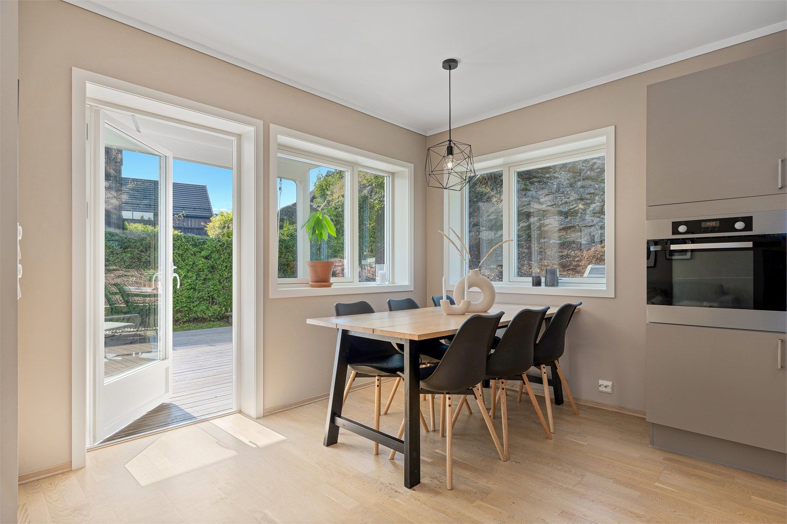 Det er flotte vindusflater som sørger for mye naturlig lys. Videre går vi ut til uteplassen. 