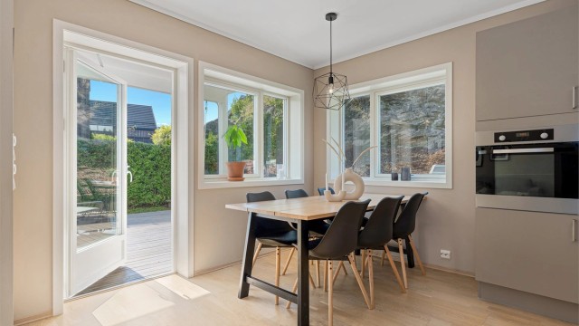 Det er flotte vindusflater som sørger for mye naturlig lys. Videre går vi ut til uteplassen.