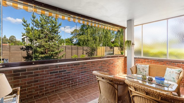 Ved stuen har du en koselig innglasset balkong