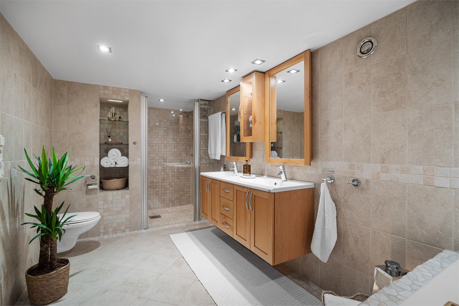 Flislagt baderom i underetasjen med gulvvarme