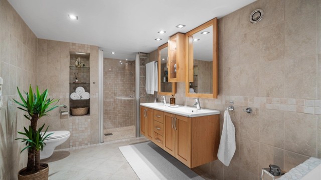 Flislagt baderom i underetasjen med gulvvarme