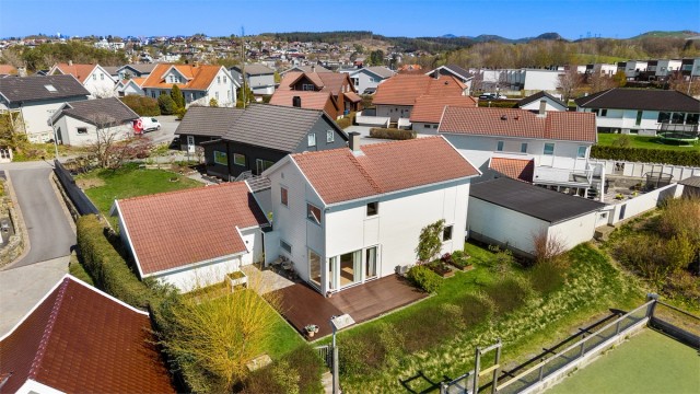 Velkommen til Hauabakkvegen 25, en veldig koselig bolig og eiendom, trygt plassert i ende av blindvei og med få minutters gange til skoler, barnehager, butikker m.m. En solrik og lun uteplass og ikke minst dobbel garasje.
Foto: Utebilder - Brian Engen