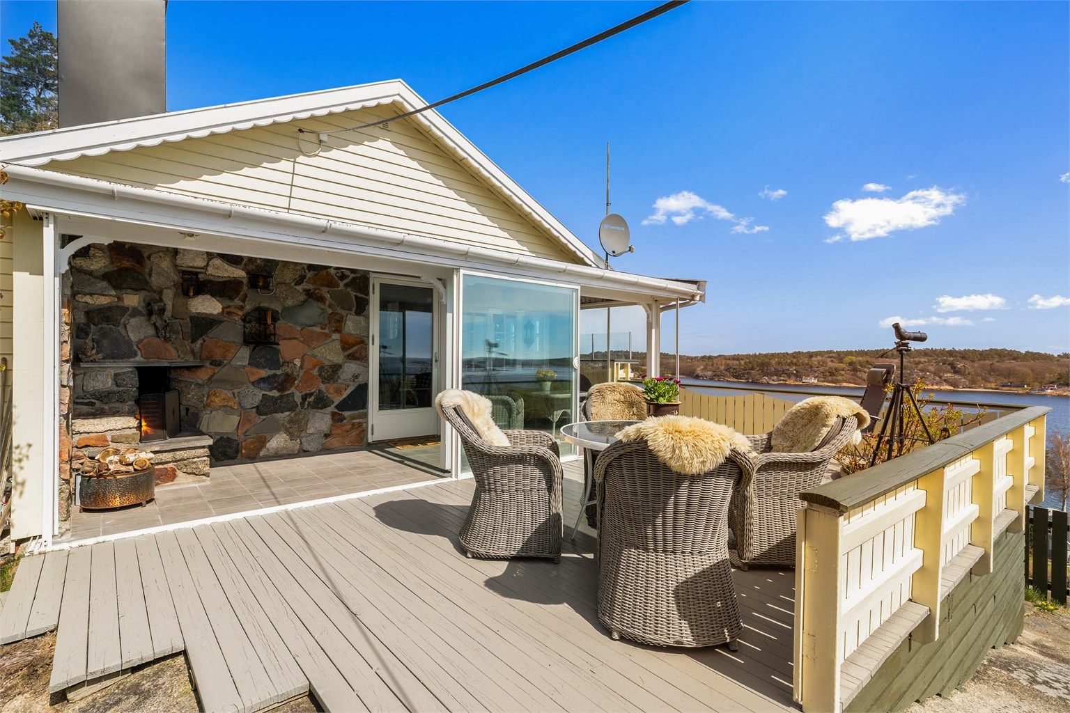 Terrassen har både gode solforhold og rikelig med pass til utemøbler.