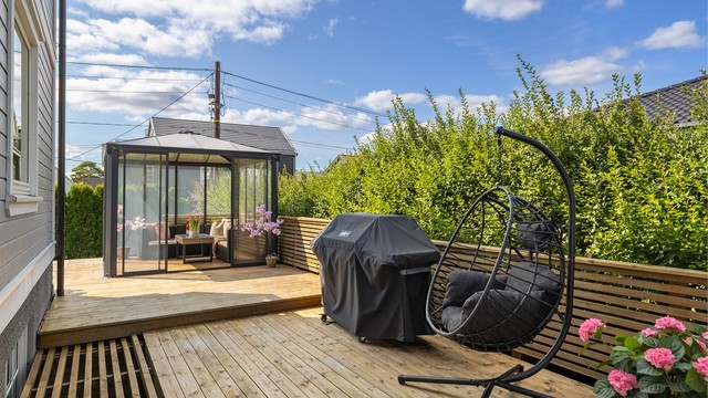 Terrassen strekker seg rundt feler av husets vegger
