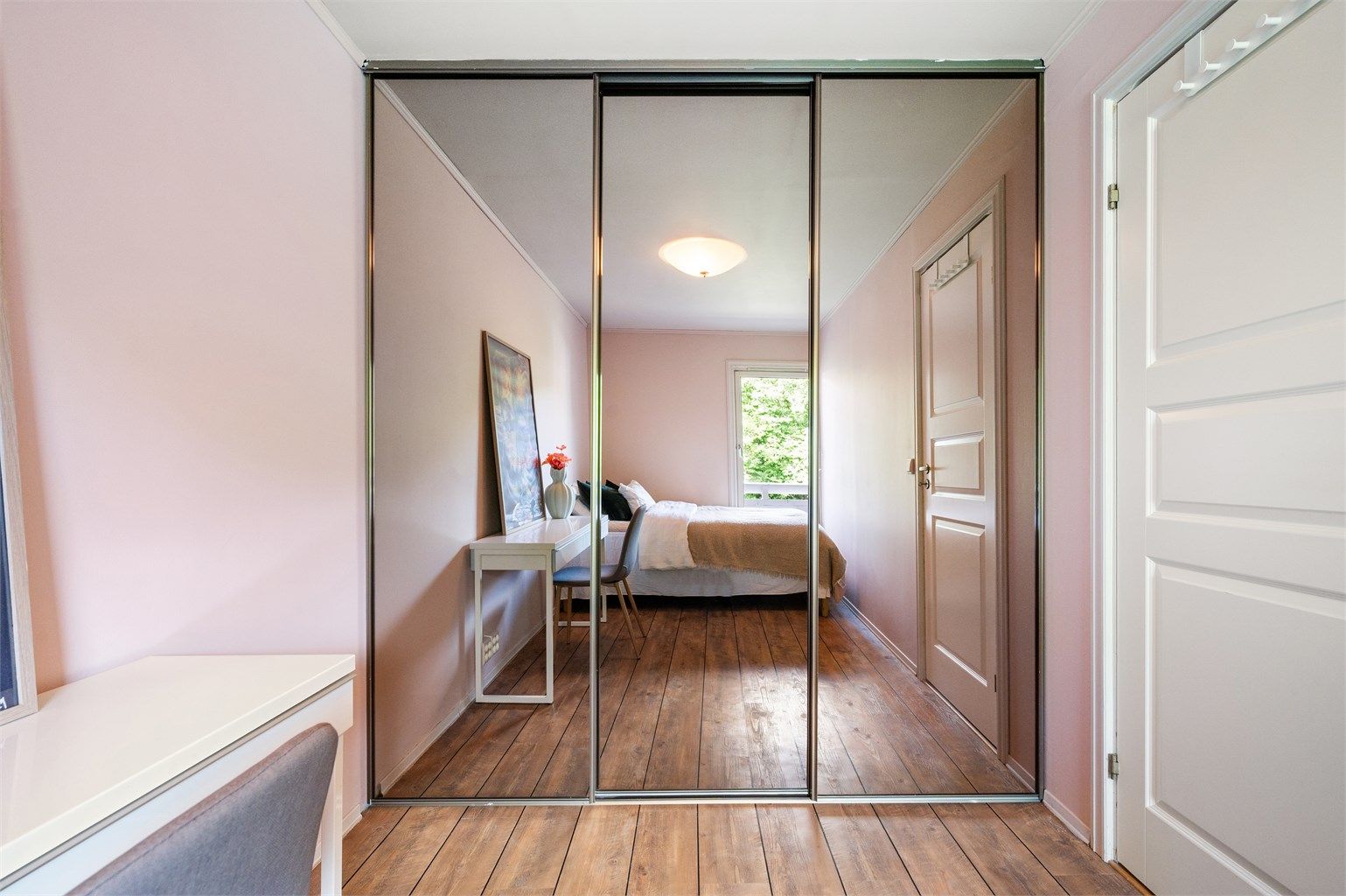 I likhet med hovedsoverommet er det også her skyvedørsgarderobe med speilfronter. 