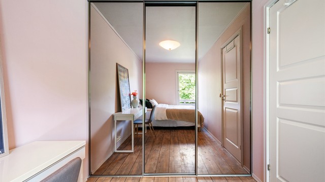 I likhet med hovedsoverommet er det også her skyvedørsgarderobe med speilfronter.