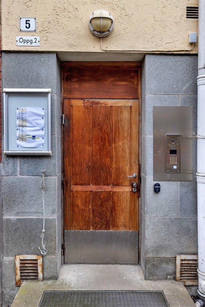 Kristiansands gate 5 har to oppganger som begge gir tilgang til leiligheten i 5. etasje. Oppgang 2 har heis og trapper og oppgang 1 har trapper.