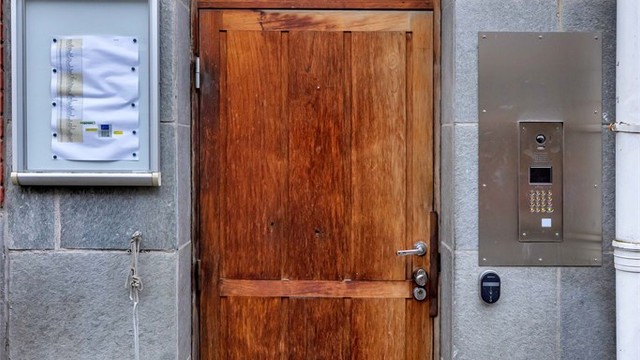 Kristiansands gate 5 har to oppganger som begge gir tilgang til leiligheten i 5. etasje. Oppgang 2 har heis og trapper og oppgang 1 har trapper.