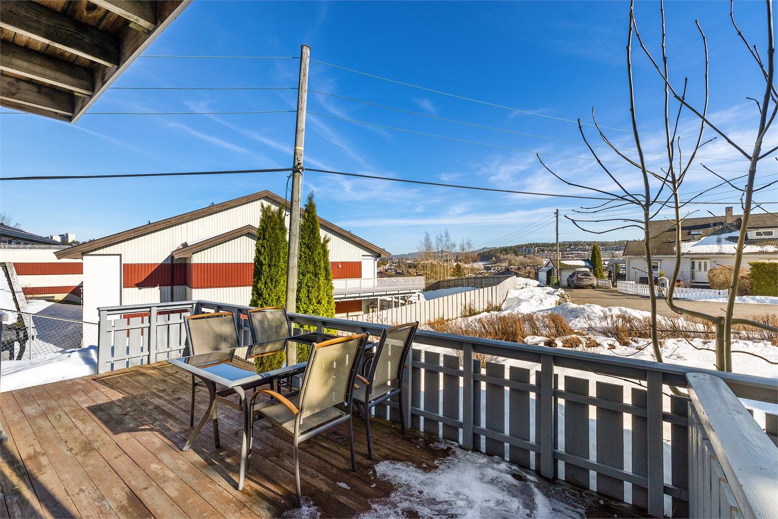 Terrassen gir en fin forlengelse av kjøkkenet i sommerhalvåret. 