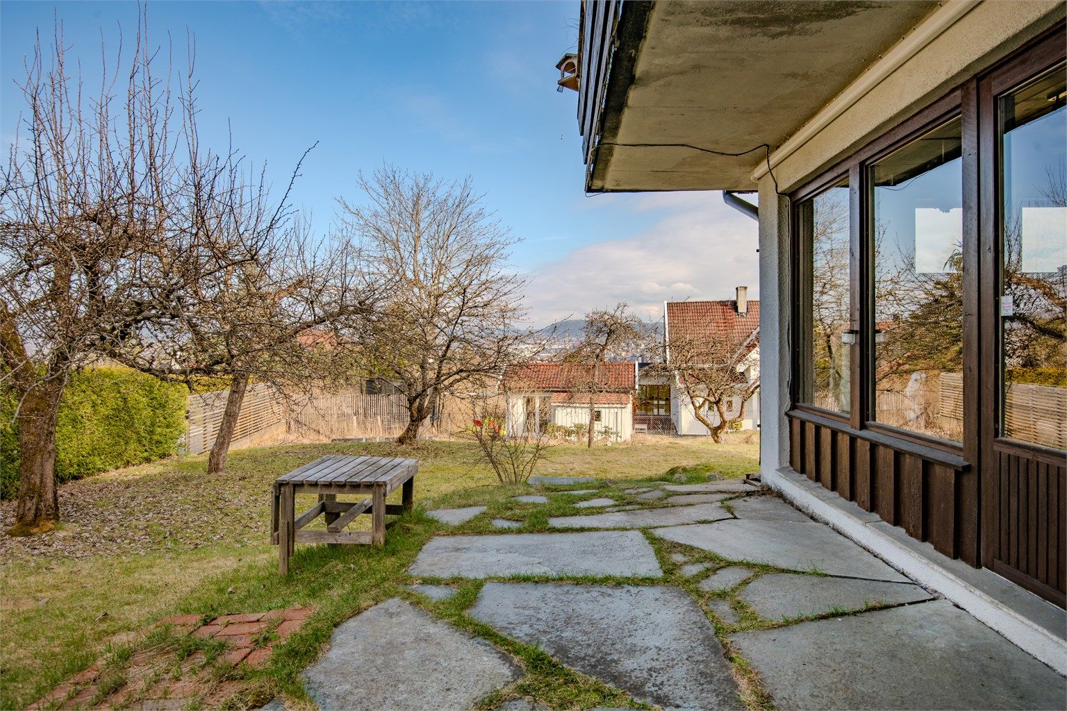 Uteplass med enkel adkomst fra kjellerstuen.