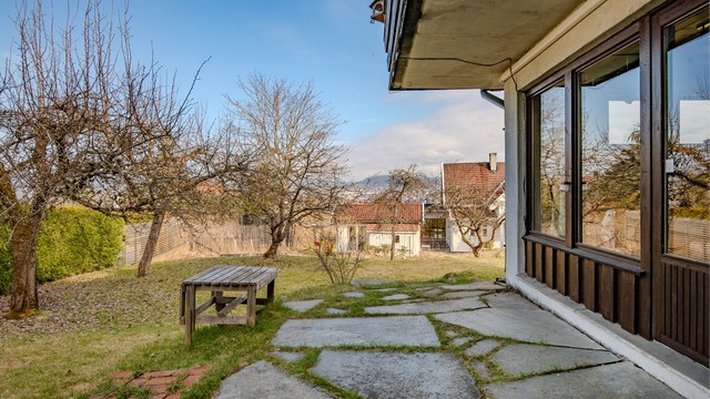 Uteplass med enkel adkomst fra kjellerstuen.