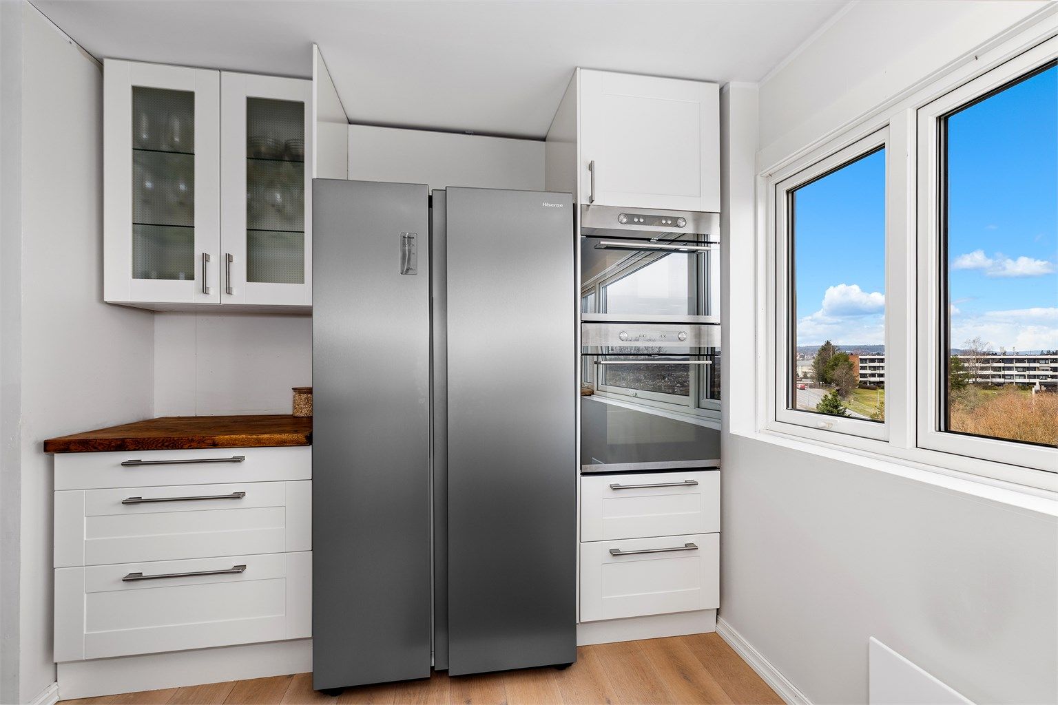 Godt med skapplass og en praktisk nisje for side-by-side kjøleskap