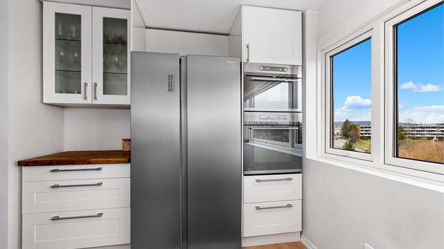 Godt med skapplass og en praktisk nisje for side-by-side kjøleskap