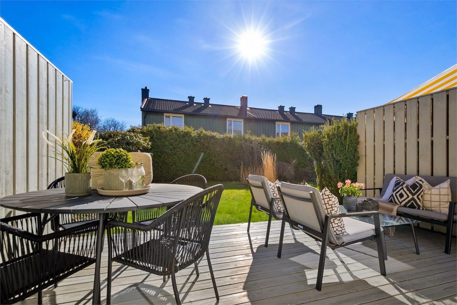 Hagen og terrassen er et herlig sted for utendørs hygge og sosiale sammenkomster.