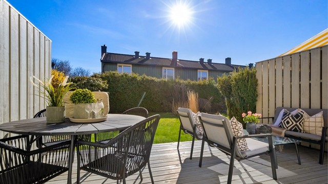 Hagen og terrassen er et herlig sted for utendørs hygge og sosiale sammenkomster.