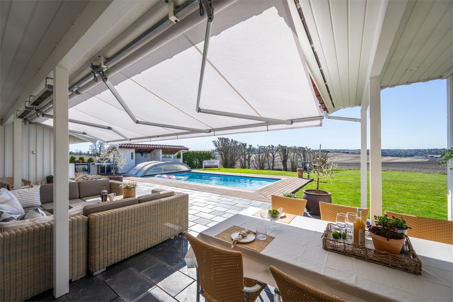 Elektriske markiser gir fleksibel solskjerming over uteplassen.