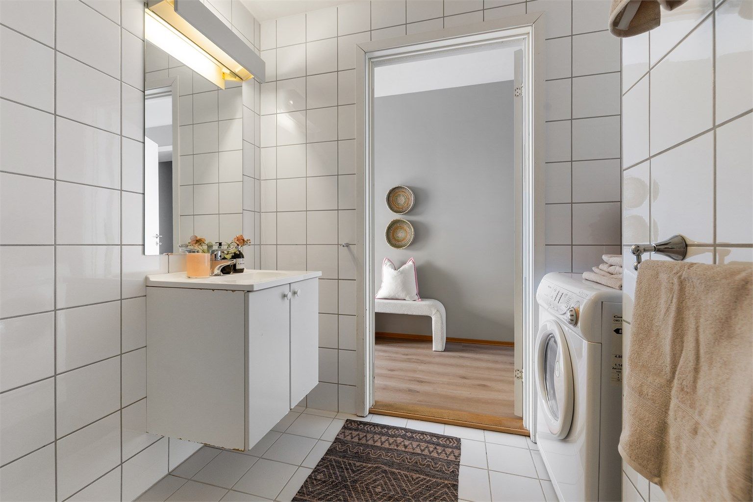 Det er opplegg for vaskemaskin og tørketrommel, og vaskemaskin medfølger handelen.