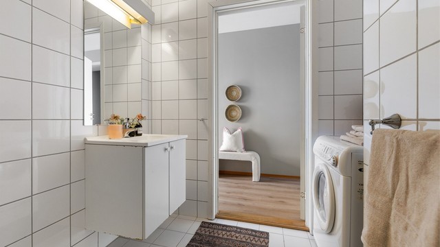 Det er opplegg for vaskemaskin og tørketrommel, og vaskemaskin medfølger handelen.