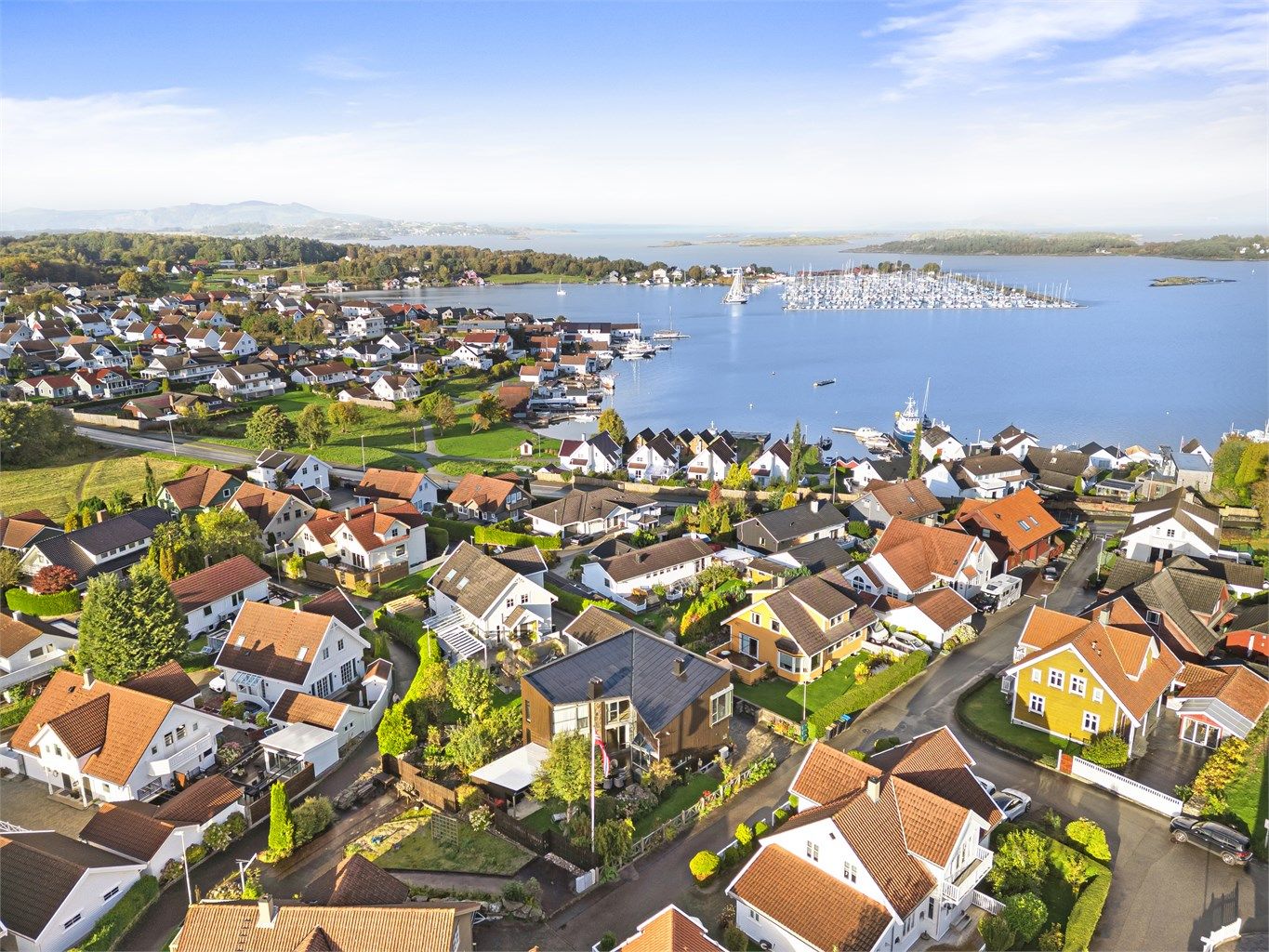 Nærområdet på Hundvåg byr på flotte turområder, båthavn og nærhet til sjøen.
