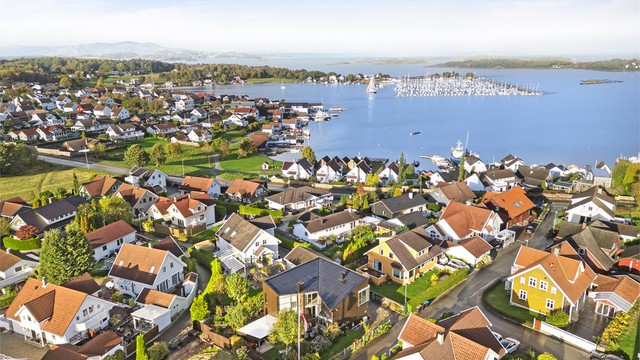 Nærområdet på Hundvåg byr på flotte turområder, båthavn og nærhet til sjøen.