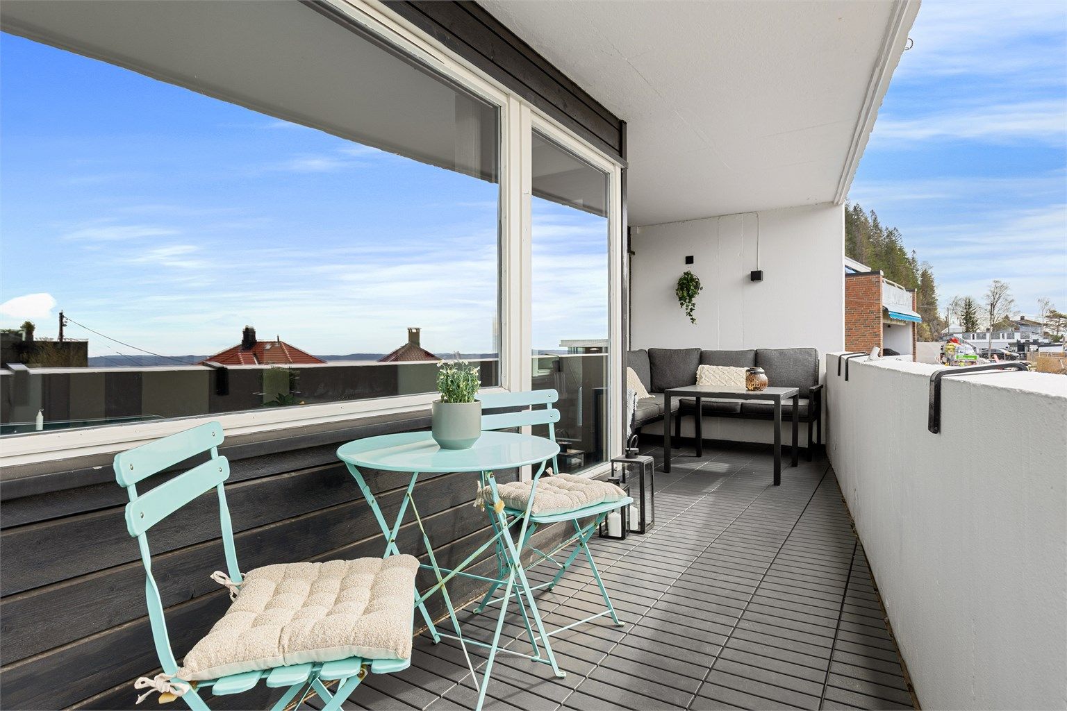 Balkongen er på hele 14 kvm og har god plass til flere soner