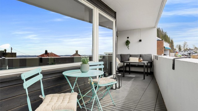Balkongen er på hele 14 kvm og har god plass til flere soner